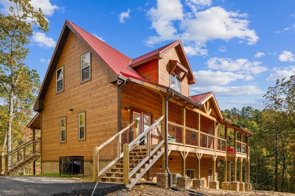 Hidden Cove Chalet 5 Bedroom Cabin by RedAwning