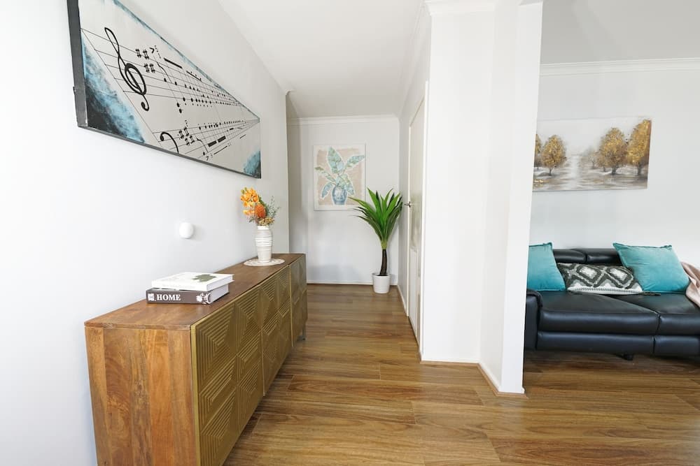 Bayside 4-BRM Home near Mentone