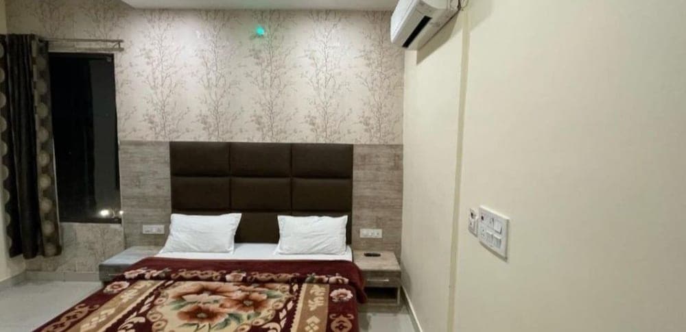 Goroomgo Shree Krishna Hotels Amritsar