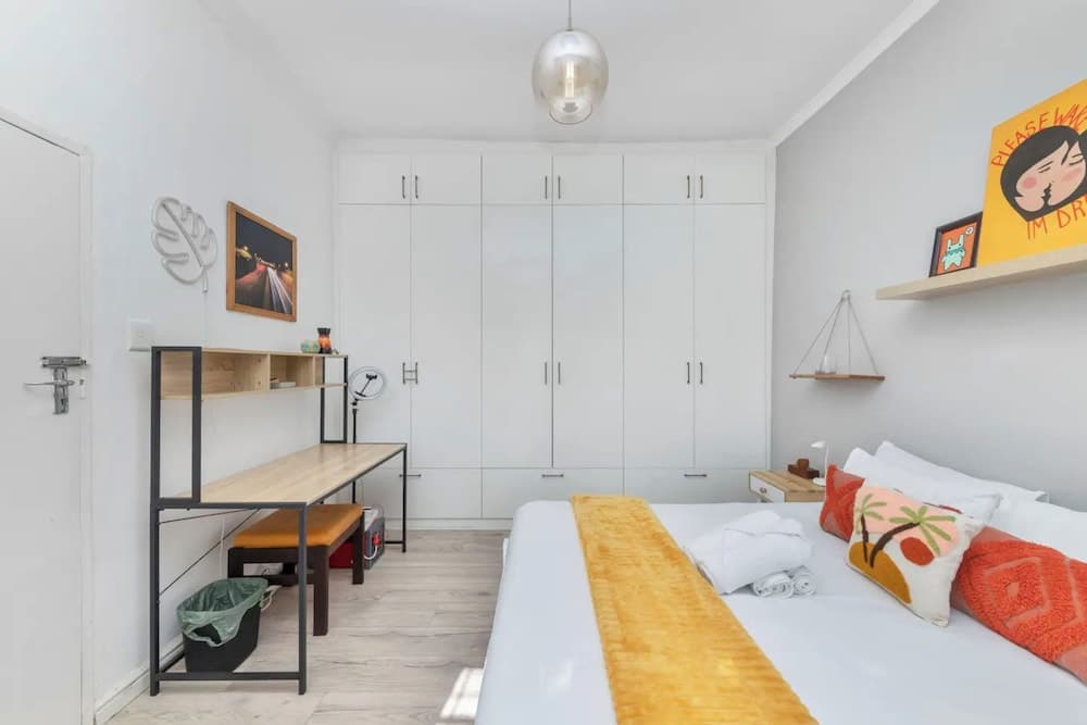 Modern and Stylish 2 BD House in Claremont