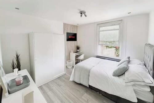 Modern Room in Centrally Located- Room 4
