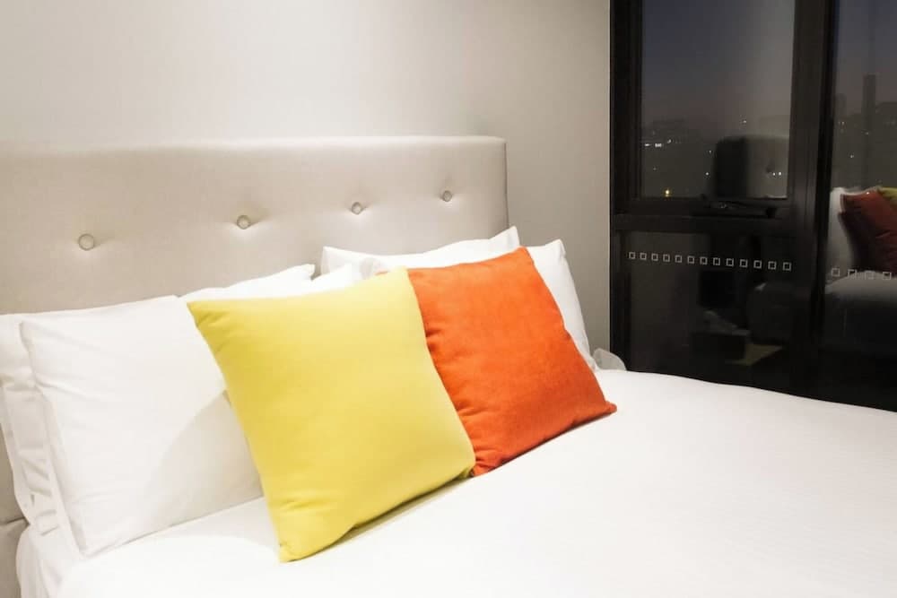 Modern + Spacious 2bd/2bath - Stunning City Views!