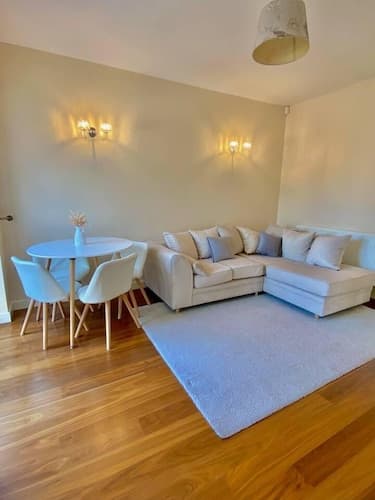 Impeccable 3-bed House in Thames Ditton