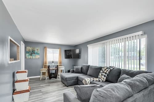 Cozy Retreat In Cincinnati 3 Bedroom Home by RedAwning