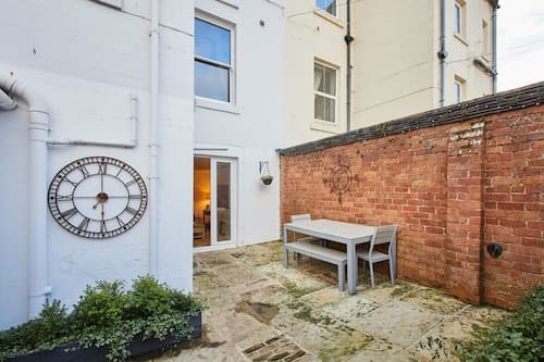 Host Stay The Courtyard Retreat