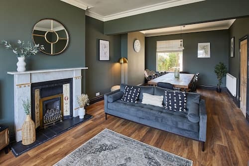 Host Stay Raven House
