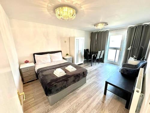 3 Bedroom Riverview Flat Canary Wharf Free Parking