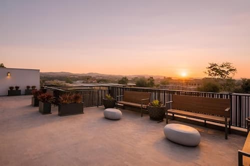 Los Angeles Grand Suites • Free Reserved Parking