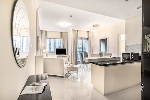 Amazing 1 BR Apartment Damac Mall Street