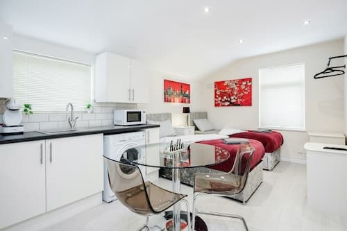 Studio Flat in Bedford Near Hospital & Stations