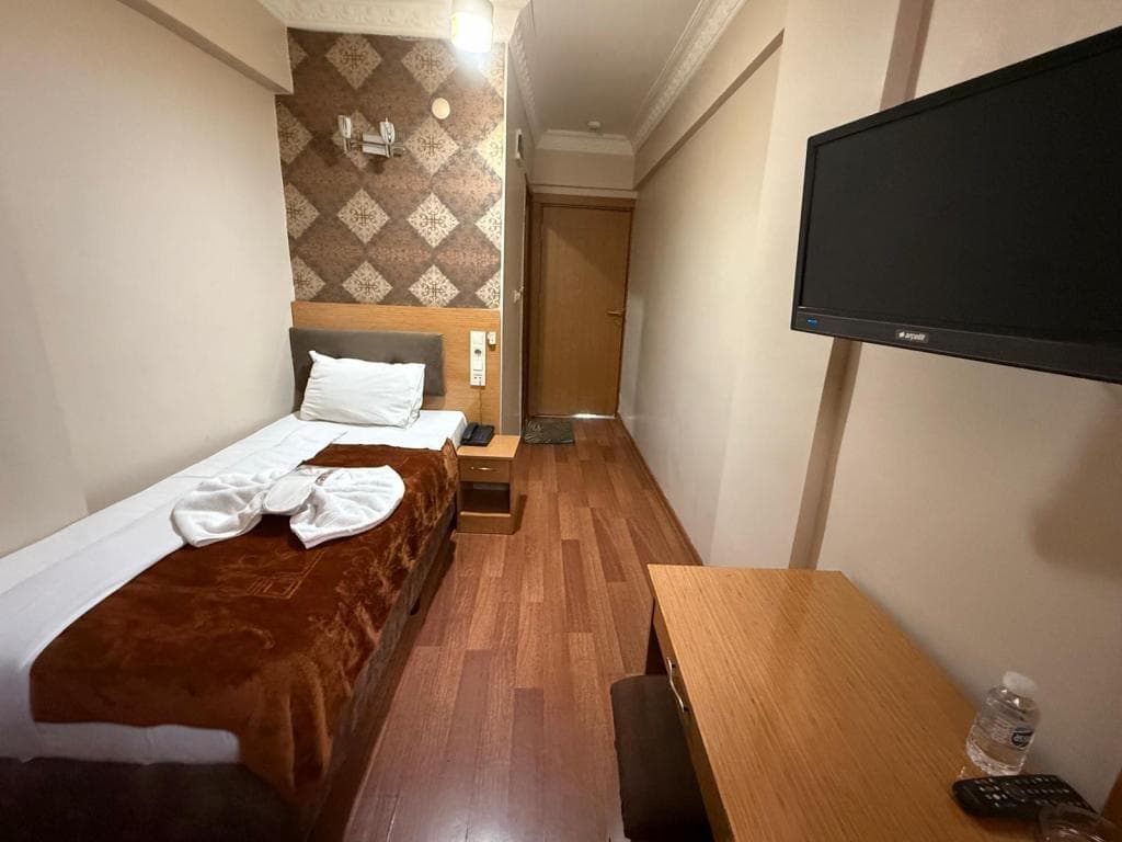 Tek kişilik yataklı odada çalışma masası 40” uydu TV vardır. Bu odada ilave yatak için yer olmadığını lütfen unutmayın. Şehir Manzarası ,Ücretsiz WİFİ , Telefon ,Minibar, Uyandırma servisi, Oda İçerisinde Tuvalet,Banyo&Duş
