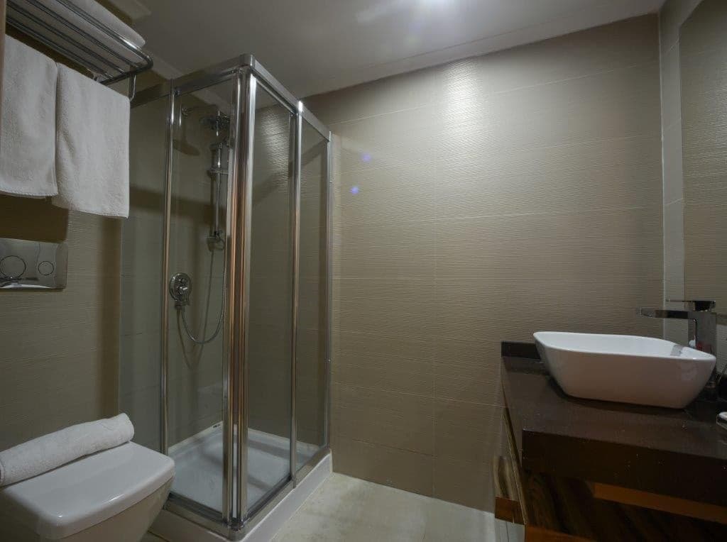 İki Yatak Odalı Aile Odası Banyo