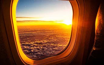 Uzun Uçuşlarda Koltuk Seçimi: Cam Kenarı mı, Koridor mu Daha Konforlu?
